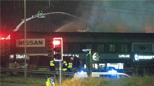 Leiche nach Brand in Industriegebiet in Wales gefunden Feuerwehrleute löschen die Flammen am Einsatzort in der Severn Road in Treforest, Südwales.