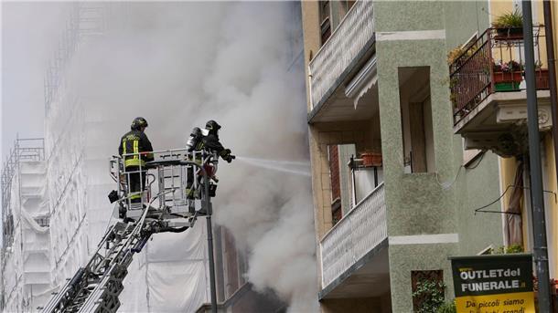 Feuerwehrleute Löschen einen Brand an einer Wohnung.