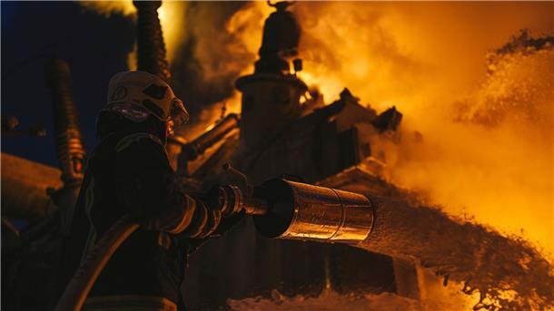 Feuerwehrleute löschen in Kiew nach einem Drohnenangriff einen Brand in einer Infrastruktureinrichtung.