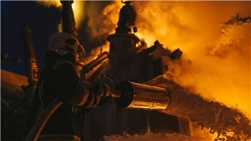 Feuerwehrleute löschen in Kiew nach einem Drohnenangriff einen Brand in einer Infrastruktureinrichtung.
