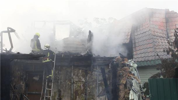 Feuerwehrleute löschen nach einem Raketenangriff nahe Kiew.