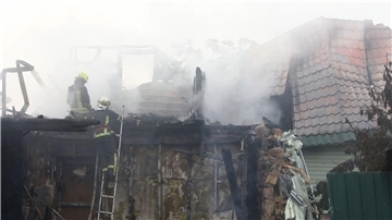 Feuerwehrleute löschen nach einem Raketenangriff nahe Kiew.
