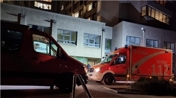 Feuerwehrleute sind am Klinikum am Urban in Berlin-Kreuzberg im Einsatz.