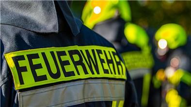 Feuerwehrleute stehen zusammen, um den Einsatz zu besprechen.