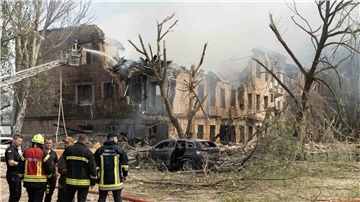 Feuerwehrleute und Rettungskräfte in der Nähe der völlig zestörten Klinik in Dnipro.