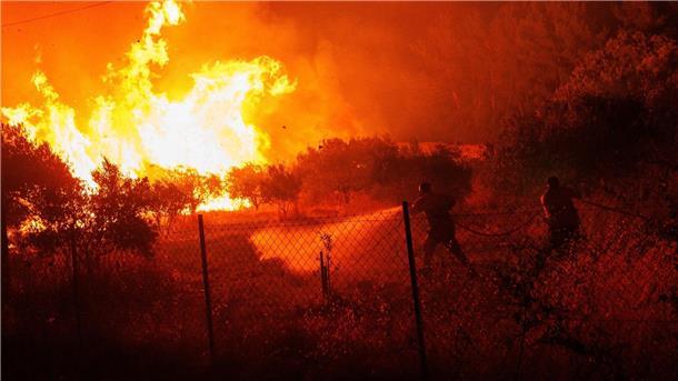 Griechenland kämpft gegen zahlreiche Brände Feuerwehrleute versuchen, die Flammen in einem Wald im Dorf Avantas nahe der Stadt Alexandroupolis zu löschen.