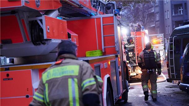 Eine Tote und vier Verletzte bei Brand in Seniorenheim Feuerwehrmänner laufen auf der Schudomerstraße in Berlin-Neukölln zu den Einsatzfahrzeugen.