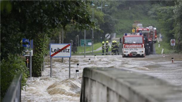Slowenien und Österreich: Angst vor Erdrutschen Feuerwehrwagen stehen vor einer überfluteten Brücke über die Sulm am Ortsausgang von Leibnitz in der Steiermark.