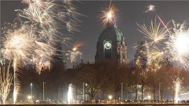 Weltweiter Party-Start ins Jahr 2023 Feuerwerk am Himmel über dem Maschsee und dem Neuen Rathaus in Hannover.