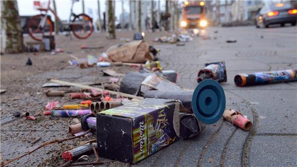 Die Reste vom Silvester-Feuerwerk liegen mancherorts wochenlang auf den Straßen herum.