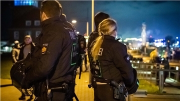 Symbol-Archivfoto Silvester 2019/2020 am Deich in Bremerhaven. Polizeibeamte sichern auf dem Deich das Geschehen ab. Foto: Hartmann