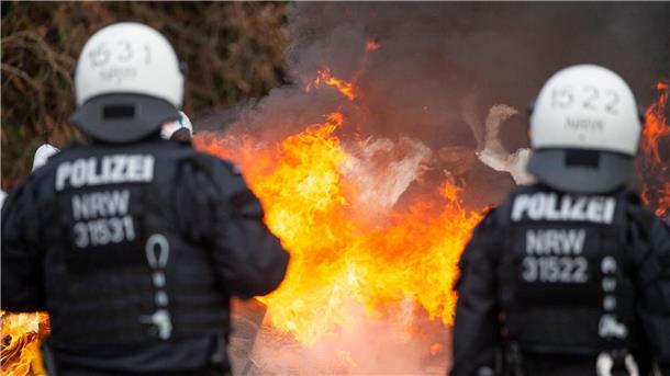 Von „Hambi“ zu „Lützi“: Konflikt um Symbol der Klimabewegung Feuriger Protest: Die Aktivisten haben Barrikaden aus Strohballen aufgestellt und diese angezündet.