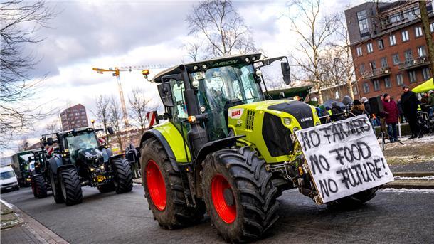 Bauernproteste: Heute Morgen wird der Hafen in Bremerhaven blockiert FFF steht bei den Landwirten nicht für Fridays for Future, sondern für Farmers, Food und Future.