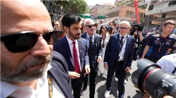 Fia-Boss Mohammed Ben Sulayem (2.v.l) wird von den Fahrern kritisiert. 