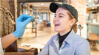Fiedlers Fischmarkt im Schaufenster lässt seine Mitarbeiter per Corona-Schnelltest auf das Virus testen. Hier wird der Abstrich bei Mitarbeiterin Carla Böhling (19) genommen.