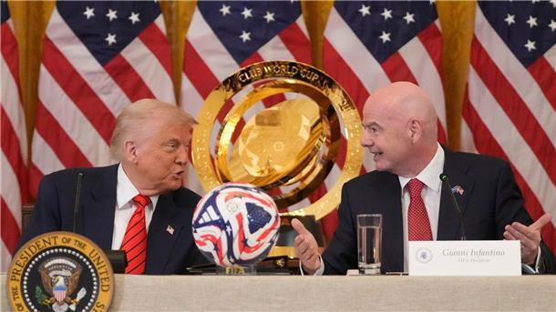 FIFA-Chef Infantino zelebriert die Nähe zu US-Präsident Trump. 