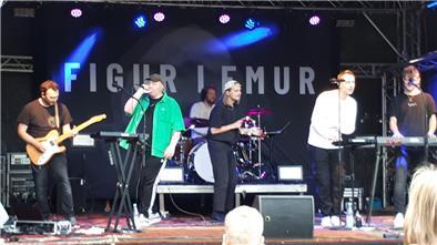 Figur Lemur beim Festival "Für Hilde" in Wohnste, hier mit einem Gastauftritt von Siggi The Kid (Zweiter von links).