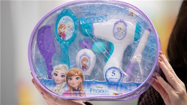 Figuren aus dem Disney-Film „Die Eiskönigin 2“ zieren Teile eines Spielzeug-Beautysets der Marke Smoby.