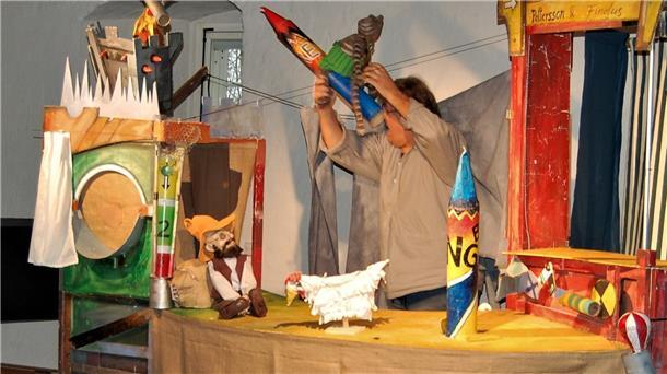 Puppenspieler Detlef H. Heinichen führt in der Burg zu Hagen die Geschichte "Ein Feuerwerk für den Fuchs" auf