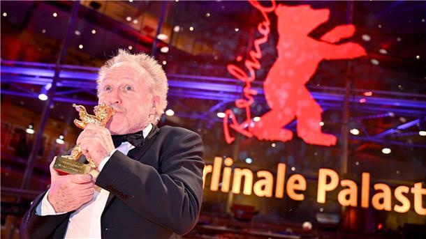 Berlinale 2023 - Neunjährige gewinnt Schauspielpreis Filmemacher Nicolas Philibert freut sich über den Goldenen Bär für den Besten Film der Berlinale.