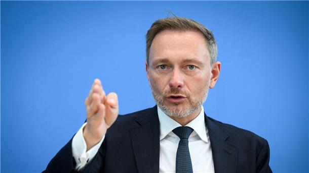 Finanzminister Christian Lindner (FDP) stellt in der Bundespressekonferenz den Regierungsentwurf für den Bundeshaushalt 2024 und den Finanzplan bis 2027 vor.