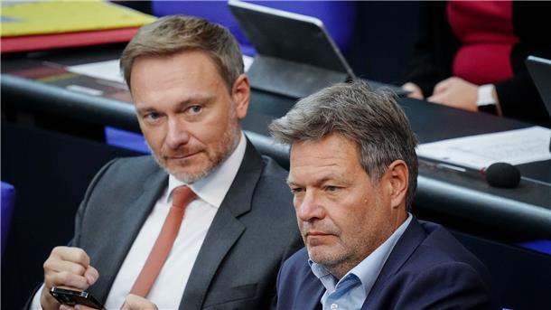 Bundesregierung kündigt schnelle Lösung zur Gasumlage an Finanzminister Christian Lindner (FDP) und sein Kabinettskollege, Wirtschaftsminister Robert Habeck (Grüne), im Deutschen Bundestag.