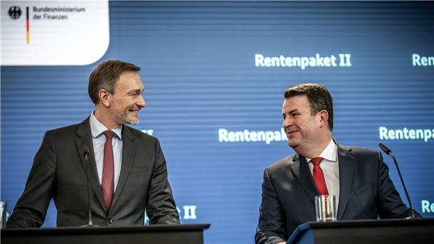 Die Rente - Ampel-Paket zur Alterssicherung Finanzminister Christian Lindner (l) und Arbeitsminister Hubertus Heil stellen ihr Renten-Reformpaket in Berlin vor.