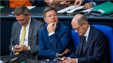 Finanzminister Christian Lindner neben Wirtschaftsminister Robert Habeck und Bundeskanzler Olaf Scholz (v.l.n.r.) während einer Bundestagssitzung.