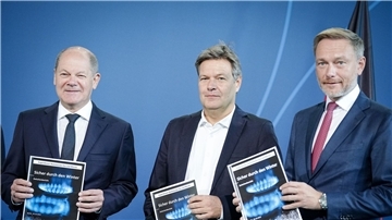 Finanzminister Christian Lindner (r), hier mit Bundeskanzler Olaf Scholz (l) und Wirtschaftsminister Robert Habeck, hat erstmals die Kosten für die Preisbremsen bei Strom und Gas beziffert.