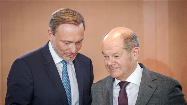 Ampel-Koalition zofft sich bei Wachstumschancengesetz Finanzminister Christian Lindner und Bundeskanzler Olaf Scholz vor der Sitzung des Bundeskabinetts.