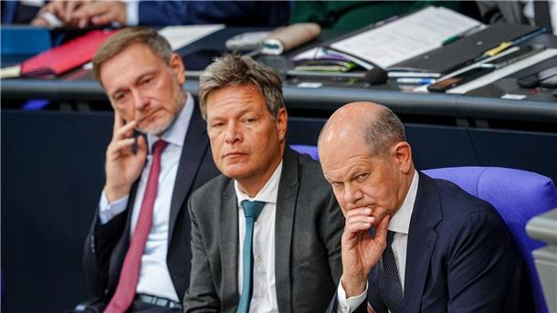 Haushaltsverhandlungen: Ampel startet in entscheidende Woche Finanzminister Lindner (l-r), Wirtschaftsminister Habeck und Bundeskanzler Scholz ringen um eine Einigung zum Bundeshaushalt 2025.