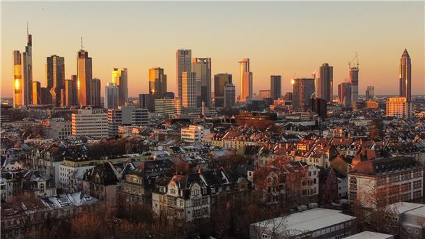 Neuer Cum-Ex-Prozess in Frankfurt: Fondsmanager vor Gericht Finanzplatz Frankfurt: In den Cum-Ex-Steuerskandal sind zahlreiche Banken verstrickt (Archivbild)