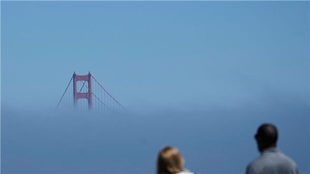 Versteckt im Nebel Finde die Brücke!