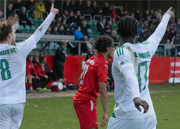 TuS Bersenbrück gehen gegen bärenstarken Heeslinger SC mit 2:5 baden Fingerzeige mit Symbolik: Torschütze Luca Rene Althausen und Vorbereiter zum 3:0 Terry Becker bedanken sich bei ihrem Keeper, der mit viel Auge und Präzision immer wieder für überraschende Umschaltmomente sorgte.