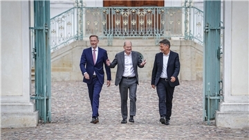 Finianzminister Christian Lindner, Bundeskanzler Olaf Scholz und Wirtschaftsminister Robert Habeckbei der Halbzeit-Klausur des Bundeskabinetts im Schloss Meseberg.