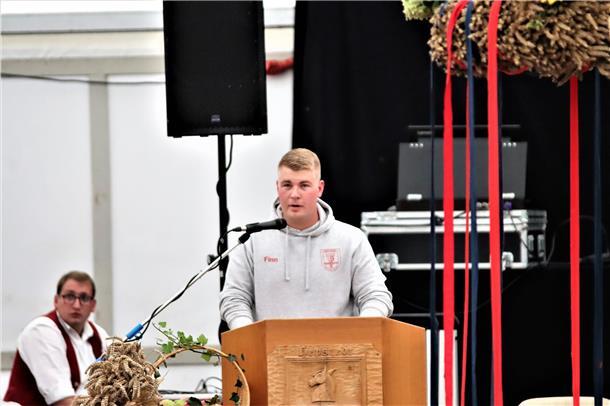 Finn Schloh, Vorsitzender der Hepstedter Landjugend, eröffnet das Festprogramm i...