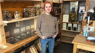 Fiona Brinker ist eine der zwei Geschäftsführerinnen des „Glückswinkels“ in der Bürgermeister-Schmidt-Straße in Bremerhaven.