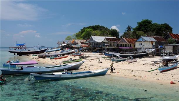 Fast zwei Drittel aller Korallenriffe weltweit überfischt Fischerboote am Strand auf einer Insel im Spermonde-Archipel.