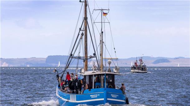 EU-Kommission will Fangmenge in der Ostsee kürzen Fischkutter fahren vom Meeresarm Peenestrom auf die Ostsee. (Archivbild)