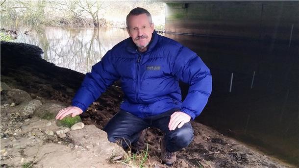 Fischotter sind die Leidenschaft von Kuno Kumpins. Hier hockt der Helvesieker, der viele Jahre lang die Jägerschaft Rotenburg nach außen vertreten hat, unter der Wümmetal-Brücke bei Lauenbrück, wo die Tiere über eine Berme sicher und trocken auf die andere Straßenseite der B 75 kommen können.