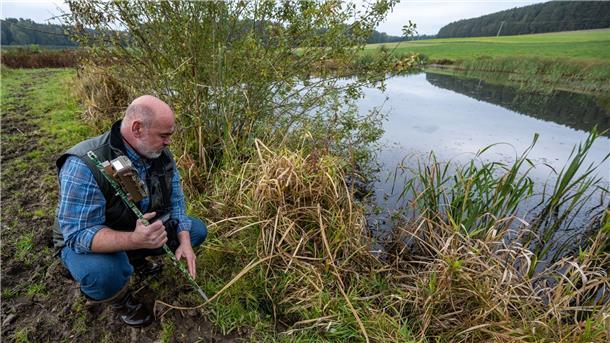 „Wie der Wolf“ - Streit um Umgang mit dem Fischotter Fischotterberater Peter Ertl im Einsatz an einer Karpfenteichwirtschaft in der Oberpfalz.