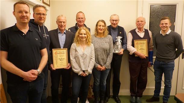 Fit für die nächste Amtszeit: Der zweite Vorsitzende Wilfried Mehrtens (4.von links) gratuliert (von links) Robin Mehrtens, Hannes Hinck, Hans-Hermann Mehrtens, Lea Haaren, Christine Pallaske, Frieder Hemeyer, Heinrich Schnackenberg und Finn Haaren.