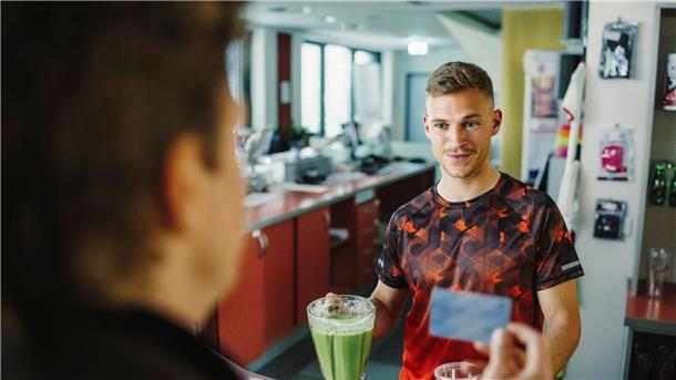 Fitnesstrainer Kenny (Joshua Kimmich, r) spricht mit Kalli Hammermann (Ferdinand Hofer) - eine Szene aus „Tatort: Hackl“.