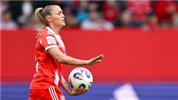 Flach spielen, hoch gewinnen: Bayerns Georgia Stanway.