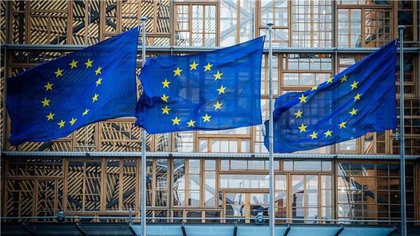 Flaggen der Europäischen Union vor dem Europa-Gebäude in Brüssel. Mit Abbau von Bürokratie, vereinfachter Besteuerung und neuen Maßnahmen gegen Zahlungsverzug will die EU-Kommission 2023 kleine und mittlere Unternehmen (KMU) entlasten.