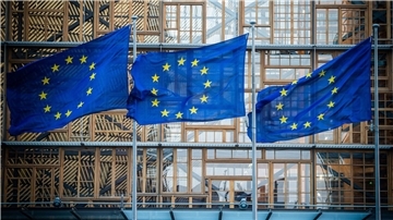 Flaggen der Europäischen Union vor dem Europa-Gebäude in Brüssel. Mit Abbau von Bürokratie, vereinfachter Besteuerung und neuen Maßnahmen gegen Zahlungsverzug will die EU-Kommission 2023 kleine und mittlere Unternehmen (KMU) entlasten.