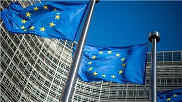 Flaggen der Europäischen Union wehen vor dem Sitz der Europäischen Kommission in Brüssel.
