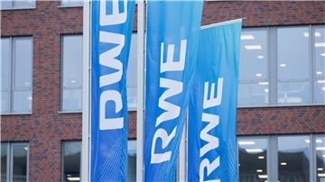 Flaggen wehen vor der Konzernzentrale von RWE in Essen. Der Energiekonzern ist laut dem neuesten Marktmachtbericht der größte Stromerzeuger in Deutschland.