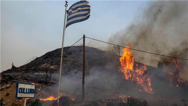 Brände auf Rhodos wüten weiter Flammen auf einem Hügel auf der Urlaubsinsel Rhodos.