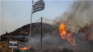 Flammen auf einem Hügel auf der Urlaubsinsel Rhodos.